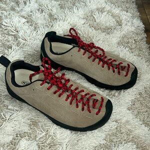 Keen women’s tan and black trainers